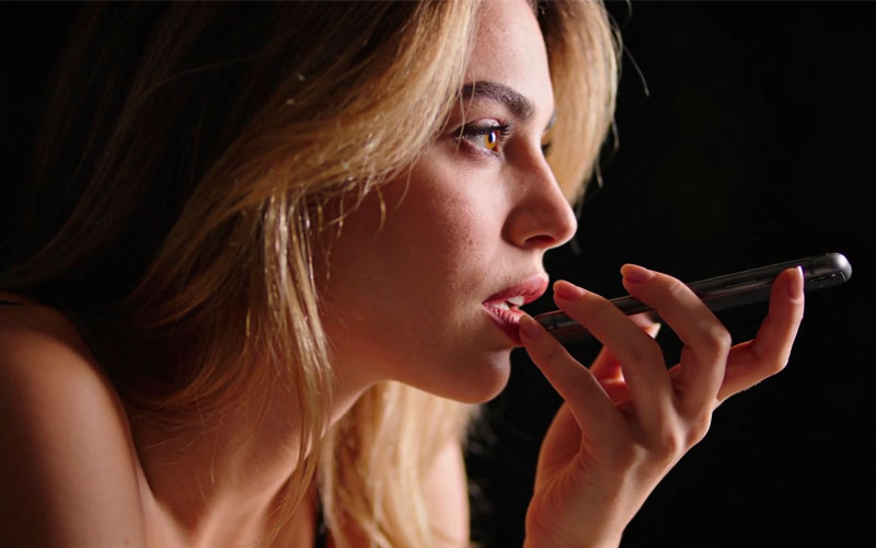 Chica atendiendo línea erótica de sexo telefónico caliente